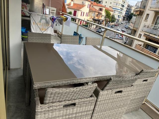 Emplacement De Premier Ordre En Bas Des Plages Et Des Commerces Juan-les-Pins Extérieur photo