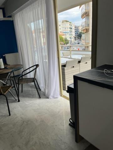 Emplacement De Premier Ordre En Bas Des Plages Et Des Commerces Juan-les-Pins Extérieur photo