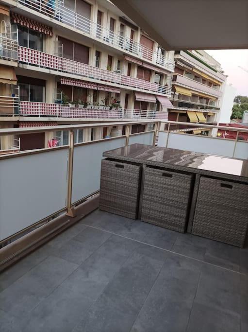 Emplacement De Premier Ordre En Bas Des Plages Et Des Commerces Juan-les-Pins Extérieur photo